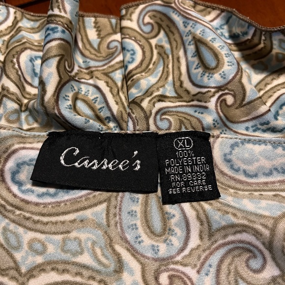 CASSIE’S XL Paisley Print Top. 100% polyester. RUNS SMALL. SEE MEASUREMENTS - Picture 5 of 9